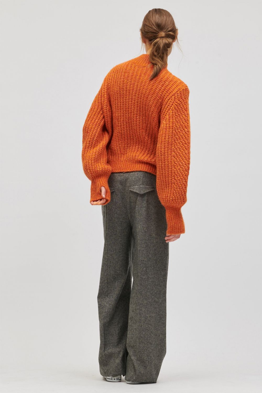 סוודר צמר סרוג עם כפתורים לאורך הכתףהרכב: 45% צמר, 30% אלפקה, 25% פוליאמידהדוגמנית בגובה 1.78 ולובשת מידה 36 אירופאית