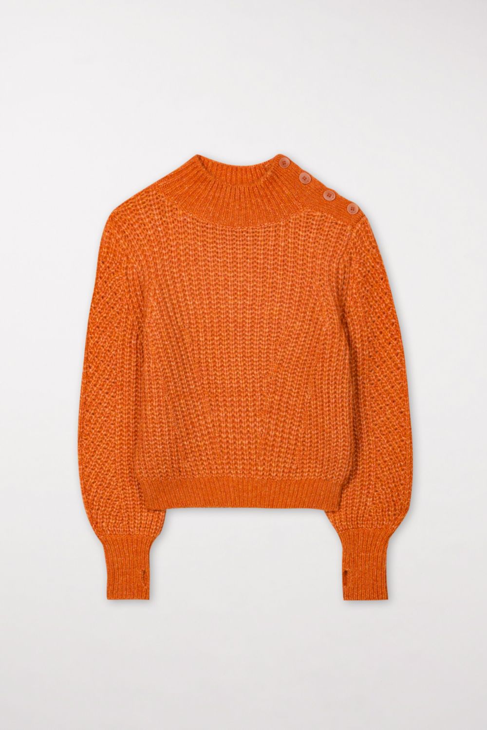 סוודר צמר סרוג עם כפתורים לאורך הכתףהרכב: 45% צמר, 30% אלפקה, 25% פוליאמידהדוגמנית בגובה 1.78 ולובשת מידה 36 אירופאית