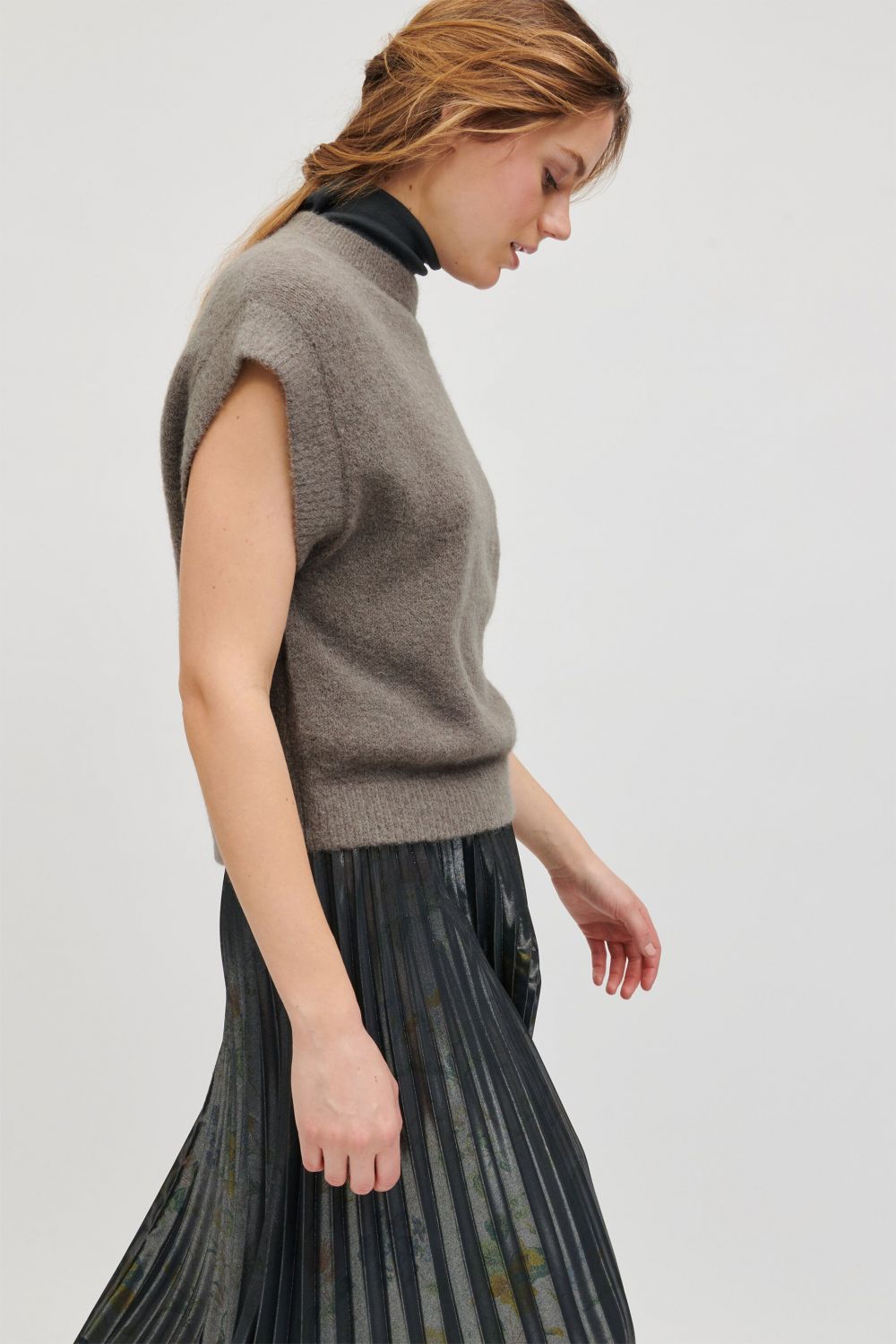 אפודה עם צווארון במפתח עגולהרכב: 71% אלפקה, 22% פוליאמיד, 4% צמר, 3% אלסטןהדוגמנית בגובה 1.78 ולובשת מידה 36 אירופאית