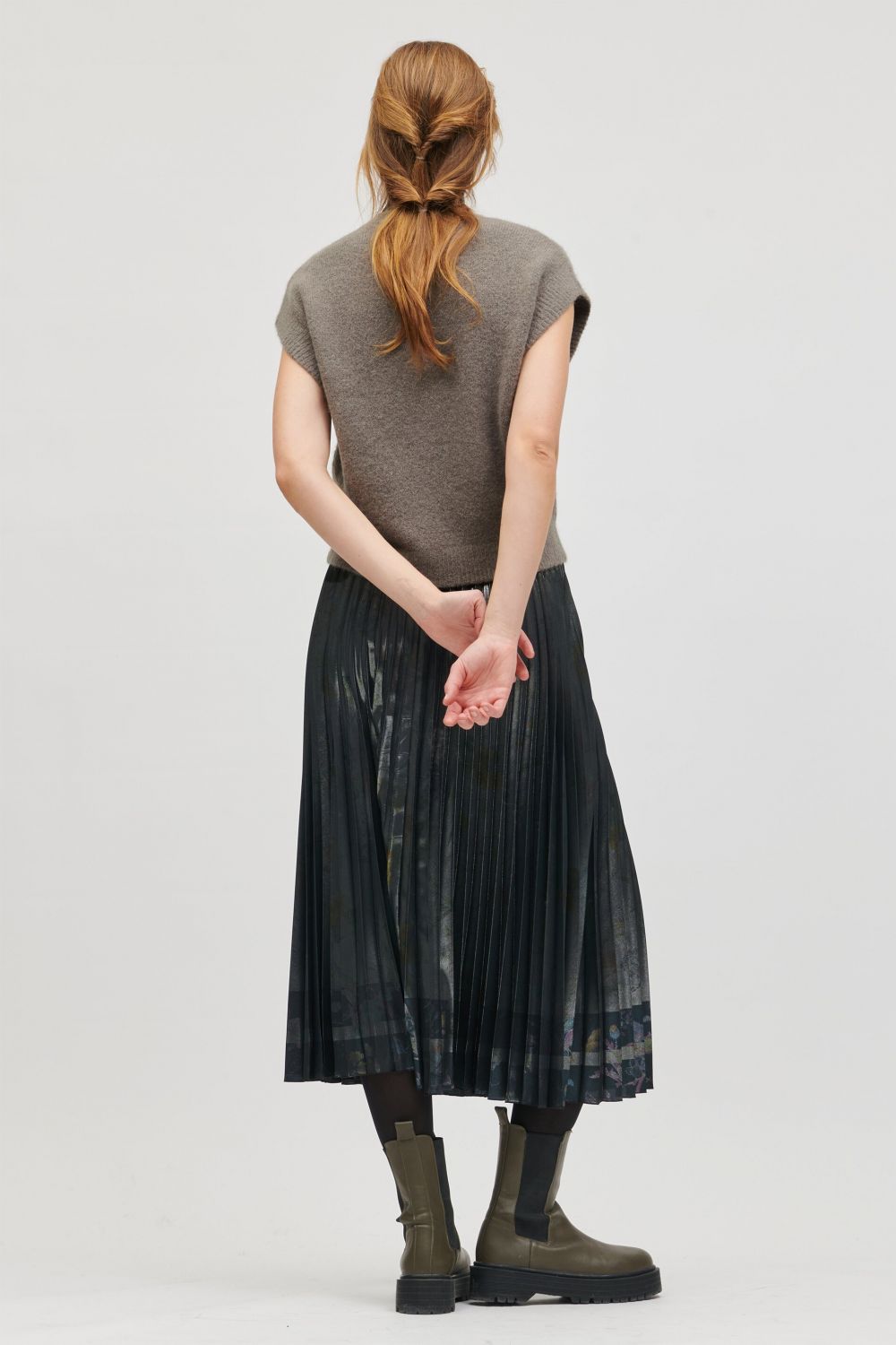 אפודה עם צווארון במפתח עגולהרכב: 71% אלפקה, 22% פוליאמיד, 4% צמר, 3% אלסטןהדוגמנית בגובה 1.78 ולובשת מידה 36 אירופאית