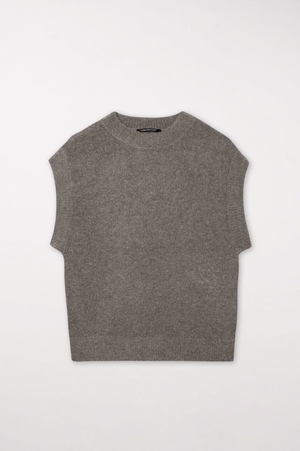 אפודה עם צווארון במפתח עגולהרכב: 71% אלפקה, 22% פוליאמיד, 4% צמר, 3% אלסטןהדוגמנית בגובה 1.78 ולובשת מידה 36 אירופאית