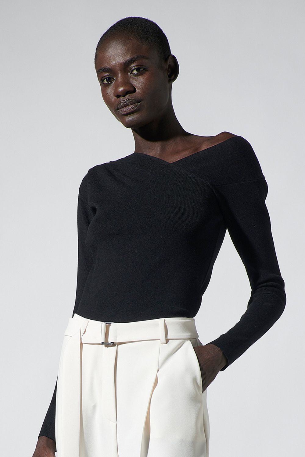 סריג עם כתף א סימטרית הרכב: 72% ויסקוזה, 28% פוליאסטרהדוגמנית בגובה 1.78 ולובשת מידה 36 אירופאית