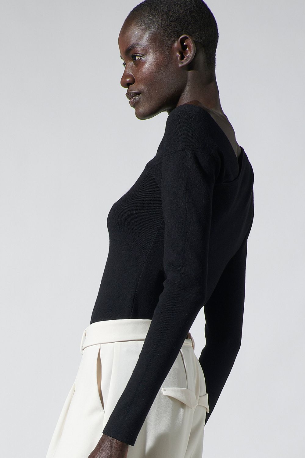 סריג עם כתף א סימטרית הרכב: 72% ויסקוזה, 28% פוליאסטרהדוגמנית בגובה 1.78 ולובשת מידה 36 אירופאית