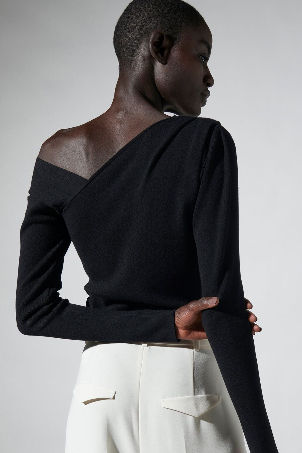 סריג עם כתף א סימטרית הרכב: 72% ויסקוזה, 28% פוליאסטרהדוגמנית בגובה 1.78 ולובשת מידה 36 אירופאית