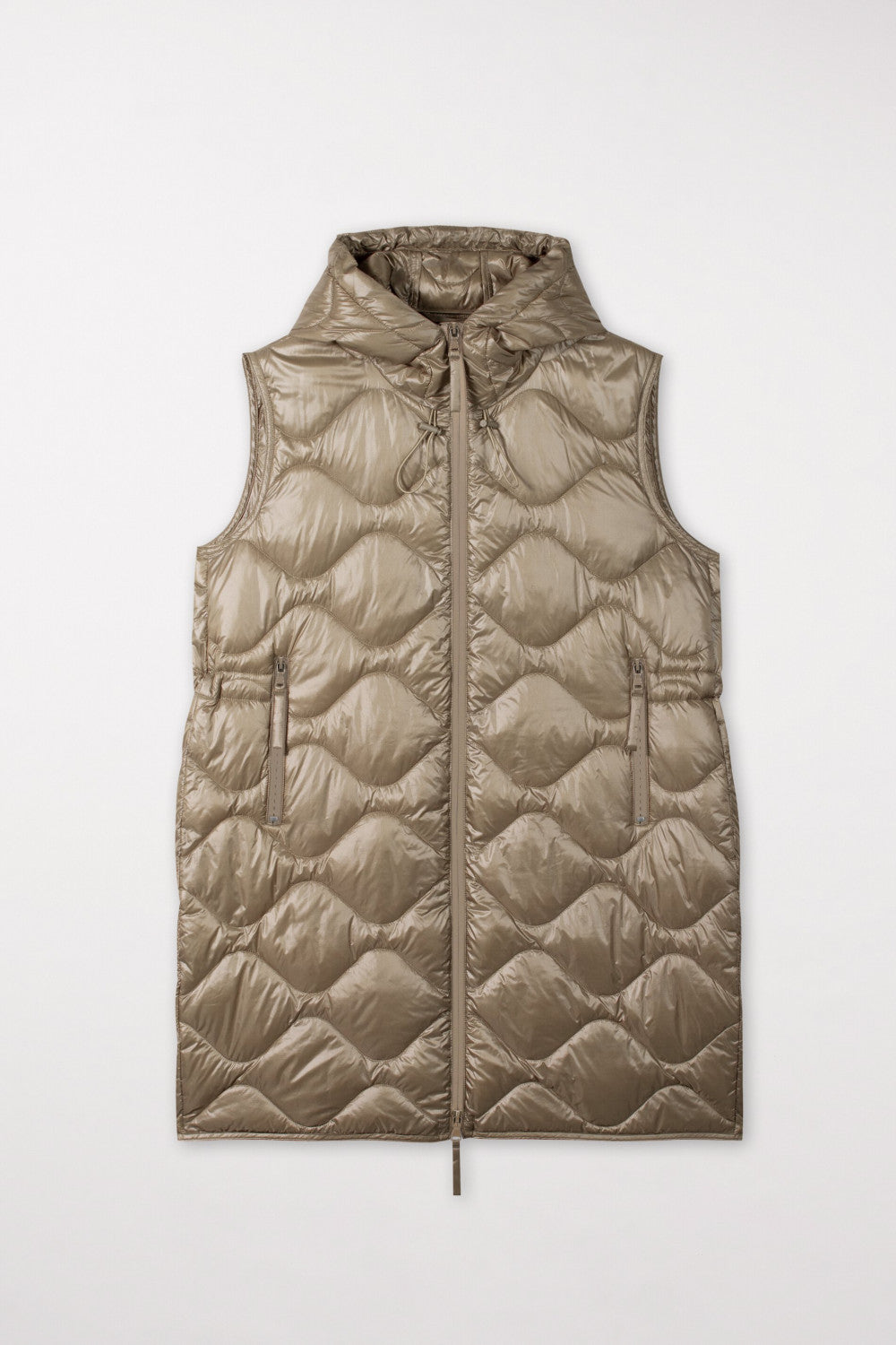 וסט פוך ארוך עם כובע וכיסי צדהרכב: 100% פוליאמיד; מילוי: 100% פוילאסטר; בטנה: 100% פוליאמידהדוגמנית בגובה 1.80 ולובשת מידה 36 אירופאית