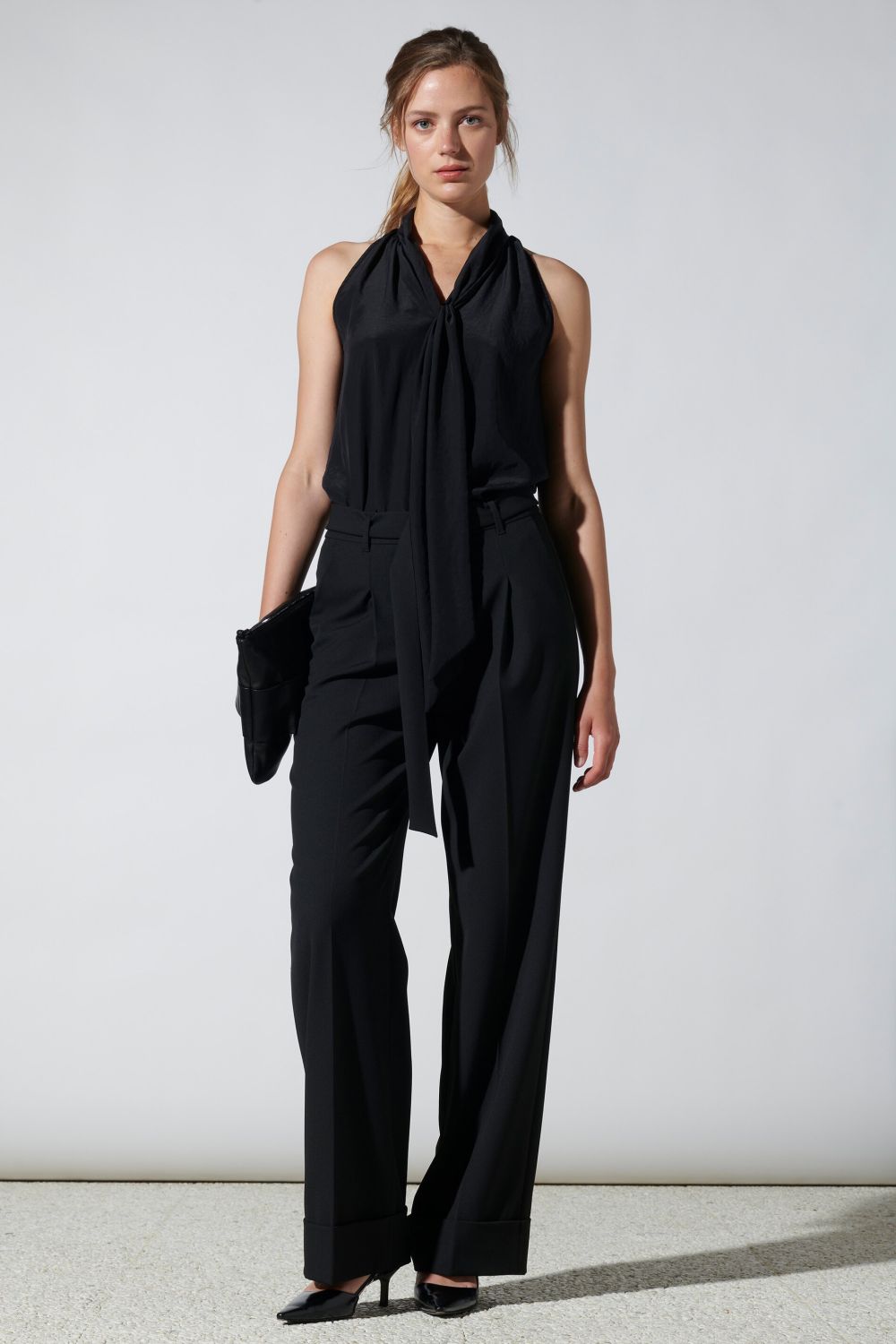 מכנסיים מחוייטים מתרחבים עם חגורה מובנתהרכב: 67% פוליאסטר, 29% ויסקוזה, 4% אלסטןהדוגמנית בגובה 1.78 ולובשת מידה 36 אירופאית