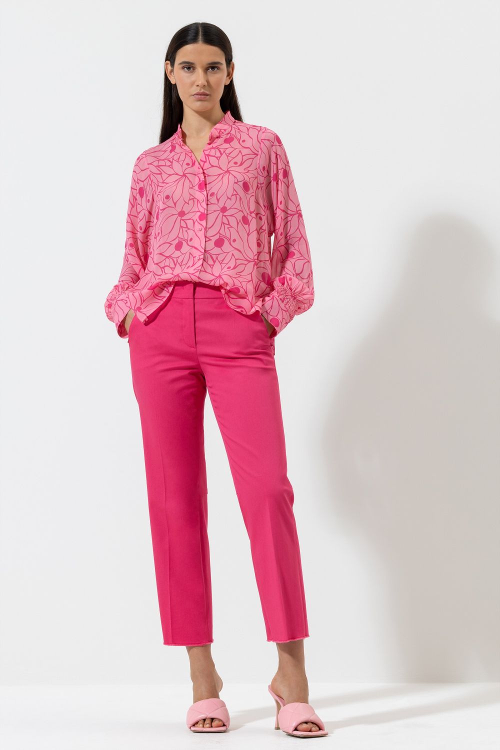 מכנסיים מחוייטים בגזרה ישרה עם סיומת פרנזיםהרכב: 98% כותנה, 2% אלסטן; בד משני: 57% כותנה, 43% פוליאסטרהדוגמנית בגובה 1.78 ולובשת מידה 36 אירופאית