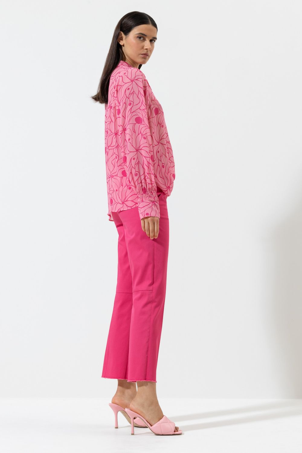 מכנסיים מחוייטים בגזרה ישרה עם סיומת פרנזיםהרכב: 98% כותנה, 2% אלסטן; בד משני: 57% כותנה, 43% פוליאסטרהדוגמנית בגובה 1.78 ולובשת מידה 36 אירופאית