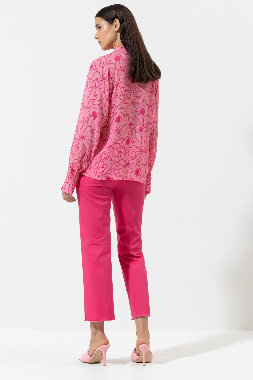 מכנסיים מחוייטים בגזרה ישרה עם סיומת פרנזיםהרכב: 98% כותנה, 2% אלסטן; בד משני: 57% כותנה, 43% פוליאסטרהדוגמנית בגובה 1.78 ולובשת מידה 36 אירופאית