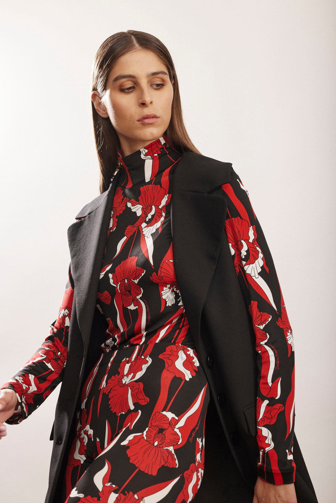 חולצת גולף מקולקציית Boutique MOSCHINO עם הדפס פרחיםהרכב: 96% ויסקוזה, 4% אלסטןהדוגמנית בגובה 1.78 ולובשת מידה 40 איטלקית