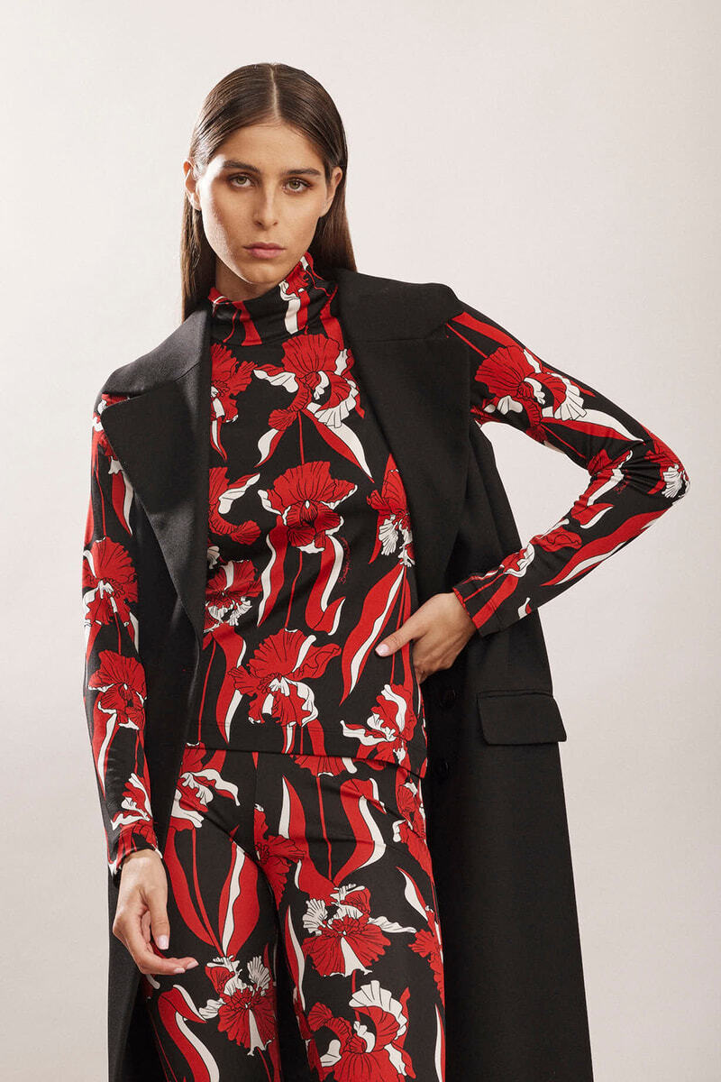 חולצת גולף מקולקציית Boutique MOSCHINO עם הדפס פרחיםהרכב: 96% ויסקוזה, 4% אלסטןהדוגמנית בגובה 1.78 ולובשת מידה 40 איטלקית
