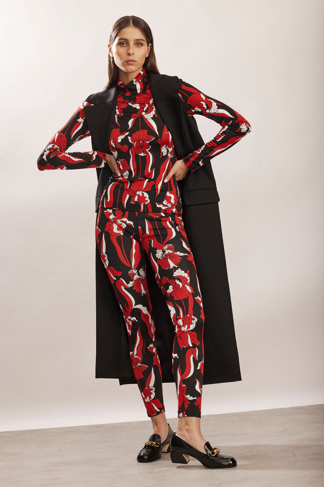מכנסי טייץ בגזרה גבוהה מקולקציית Boutique MOSCHINO עם הדפס פרחיםהרכב: 96% ויסקוזה, 4% אלסטןהדוגמנית בגובה 1.80 ולובשת מידה 40 איטלקית