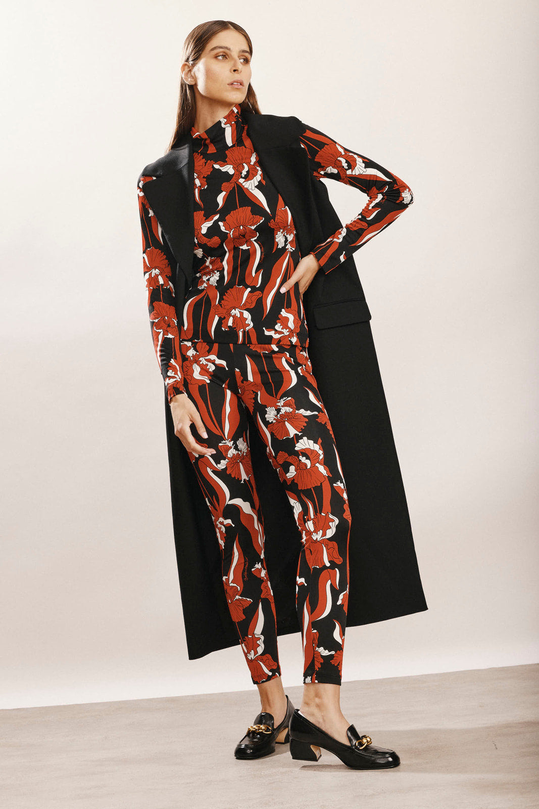 מכנסי טייץ בגזרה גבוהה מקולקציית Boutique MOSCHINO עם הדפס פרחיםהרכב: 96% ויסקוזה, 4% אלסטןהדוגמנית בגובה 1.80 ולובשת מידה 40 איטלקית