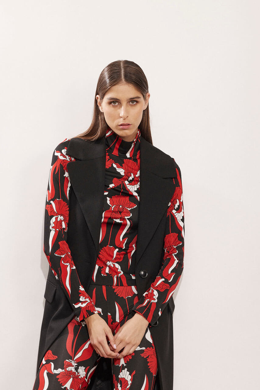 חולצת גולף מקולקציית Boutique MOSCHINO עם הדפס פרחיםהרכב: 96% ויסקוזה, 4% אלסטןהדוגמנית בגובה 1.78 ולובשת מידה 40 איטלקית