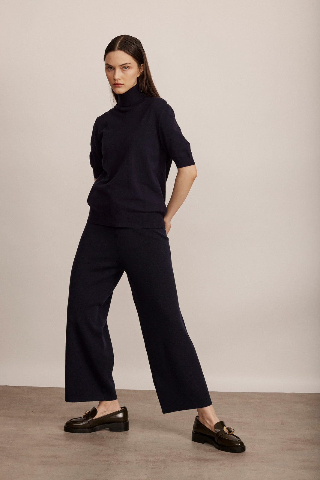 מכנסי לאונג' עם סיומת רחבההרכב: 100% צמרהדוגמנית בגובה 1.74 ולובשת מידה 36 אירופאית