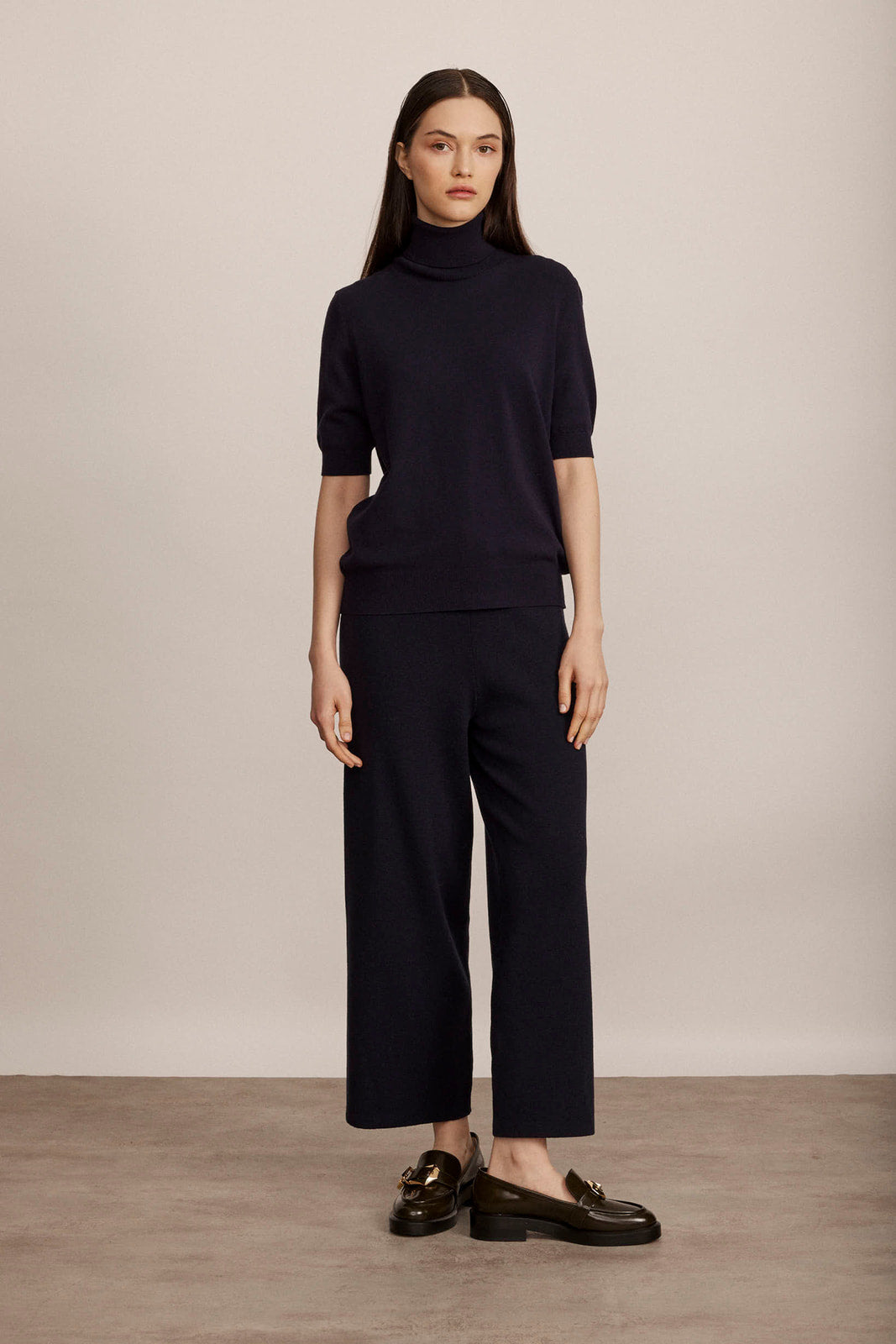 מכנסי לאונג' עם סיומת רחבההרכב: 100% צמרהדוגמנית בגובה 1.74 ולובשת מידה 36 אירופאית