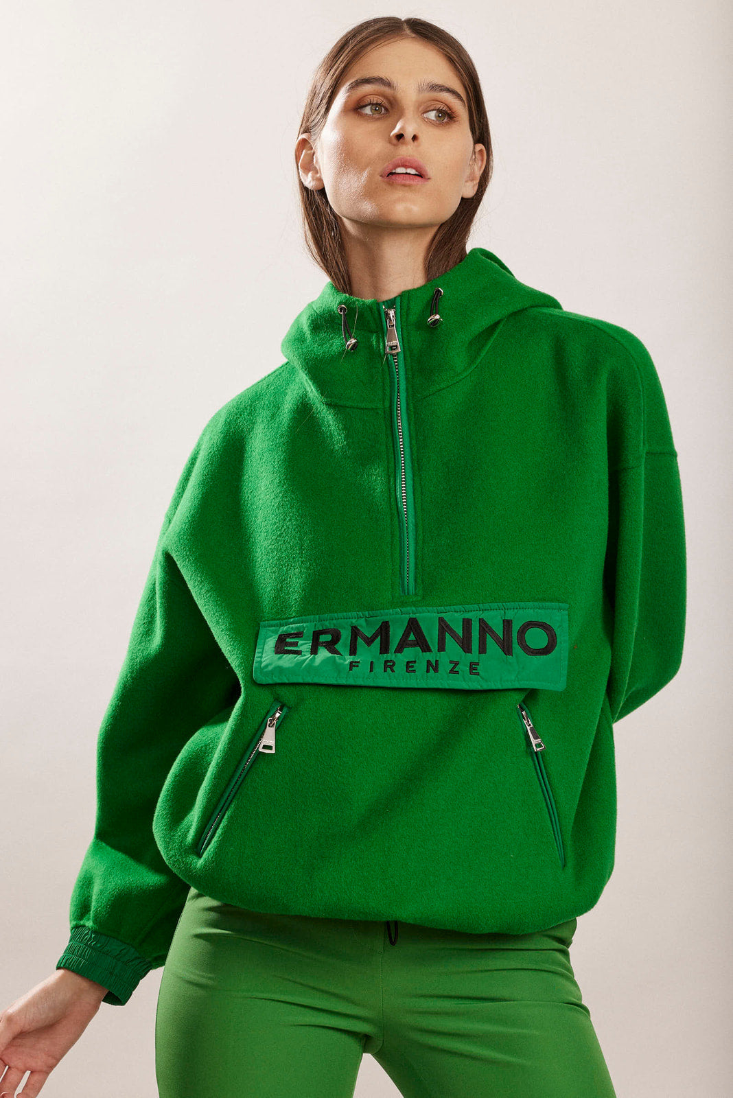 סווטשירט אוברסייז עם כיס קידמי מונוגרםהרכב: 87% פוליאסטר, 13% אלסטןהדוגמנית בגובה 1.80 ולובשת מידה 38 איטלקית