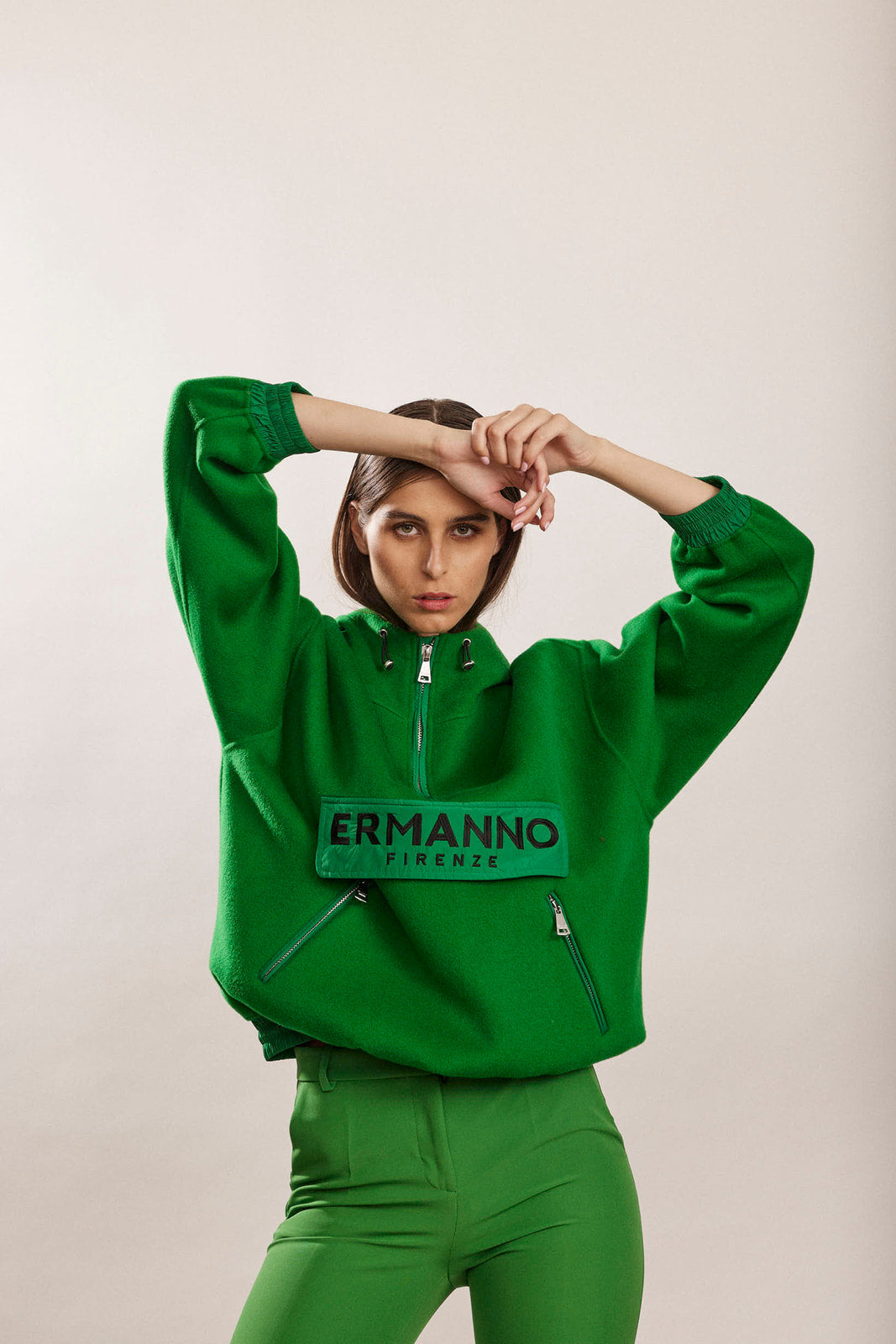 סווטשירט אוברסייז עם כיס קידמי מונוגרםהרכב: 87% פוליאסטר, 13% אלסטןהדוגמנית בגובה 1.80 ולובשת מידה 38 איטלקית