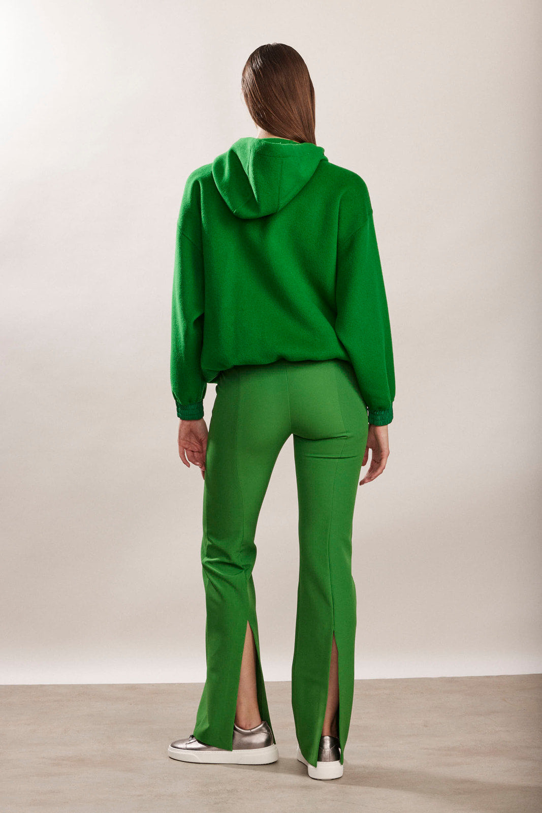 סווטשירט אוברסייז עם כיס קידמי מונוגרםהרכב: 87% פוליאסטר, 13% אלסטןהדוגמנית בגובה 1.80 ולובשת מידה 38 איטלקית