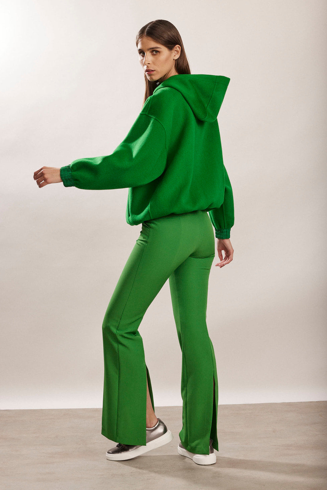 מכנסיים מתרחבים עם שסעהרכב: 87% פוליאסטר, 13% אלסטןהדוגמנית בגובה 1.80 ולובשת מידה 40 איטלקית