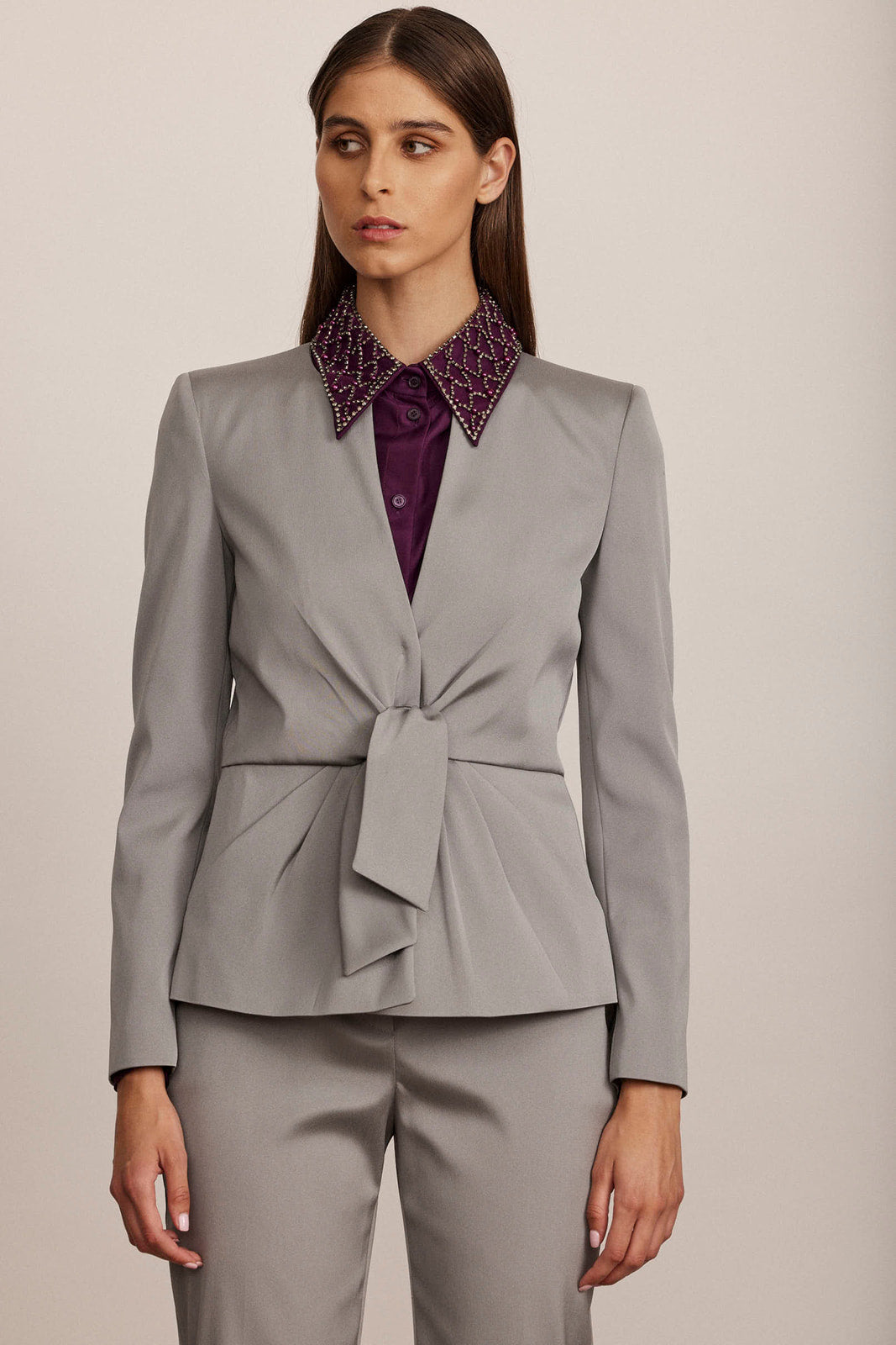 ז'קט אלגנטי מסאטן עם חגורת קשירההרכב: 76% אצטט, 21% פוליאמיד, 3% אלסטןהדוגמנית בגובה 1.80 ולובשת מידה 42 איטלקית