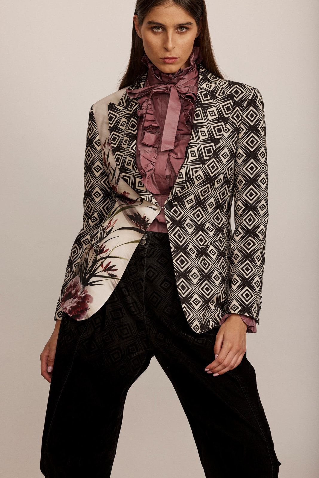 ז'קט מחוייט סינגל ברסט בהדפס גיאומטרי משולב עם פרחיםהרכב: 92% פוליאסטר, 8% אלסטןהדוגמנית בגובה 1.78 ולובשת מידה 42 איטלקית