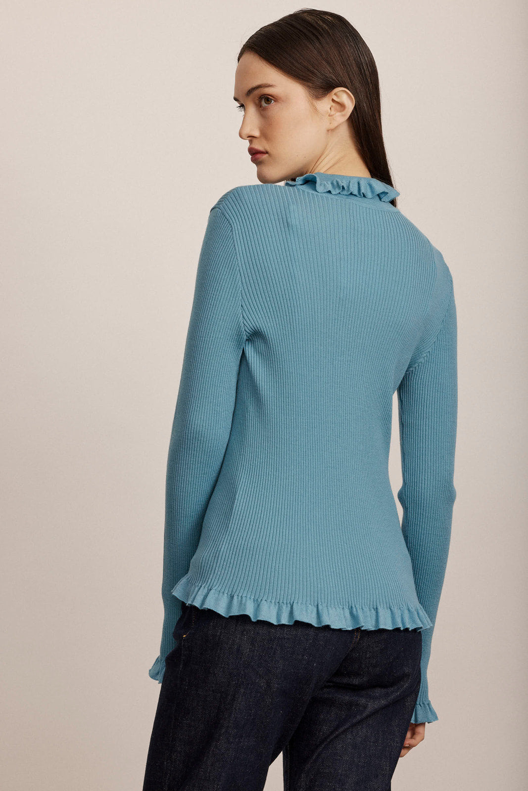 סריג גולף מקולקציית Boutique MOSCHINO עם גימורי ראפלס בסיומת הרכב: 100% צמר וירג'יןהדוגמנית בגובה 1.74 ולובשת מידה 40 איטלקית