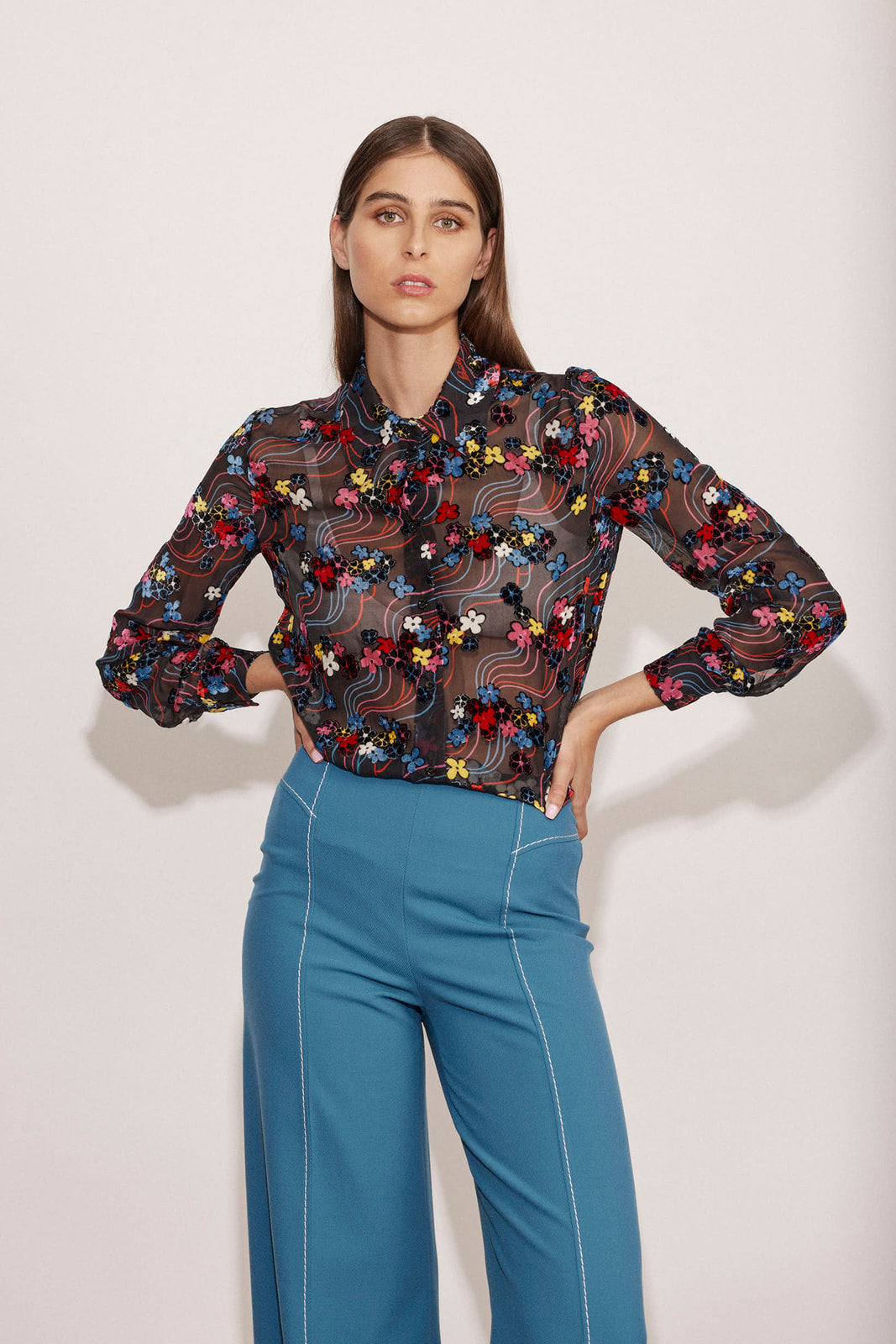 מכנסיים מתרחבים מקולקציית Boutique MOSCHINO הרכב: 53% פוליאסטר, 43% צמר וירג'ין, 4% אלסטןהדוגמנית בגובה 1.80 ולובשת מידה 40 איטלקית