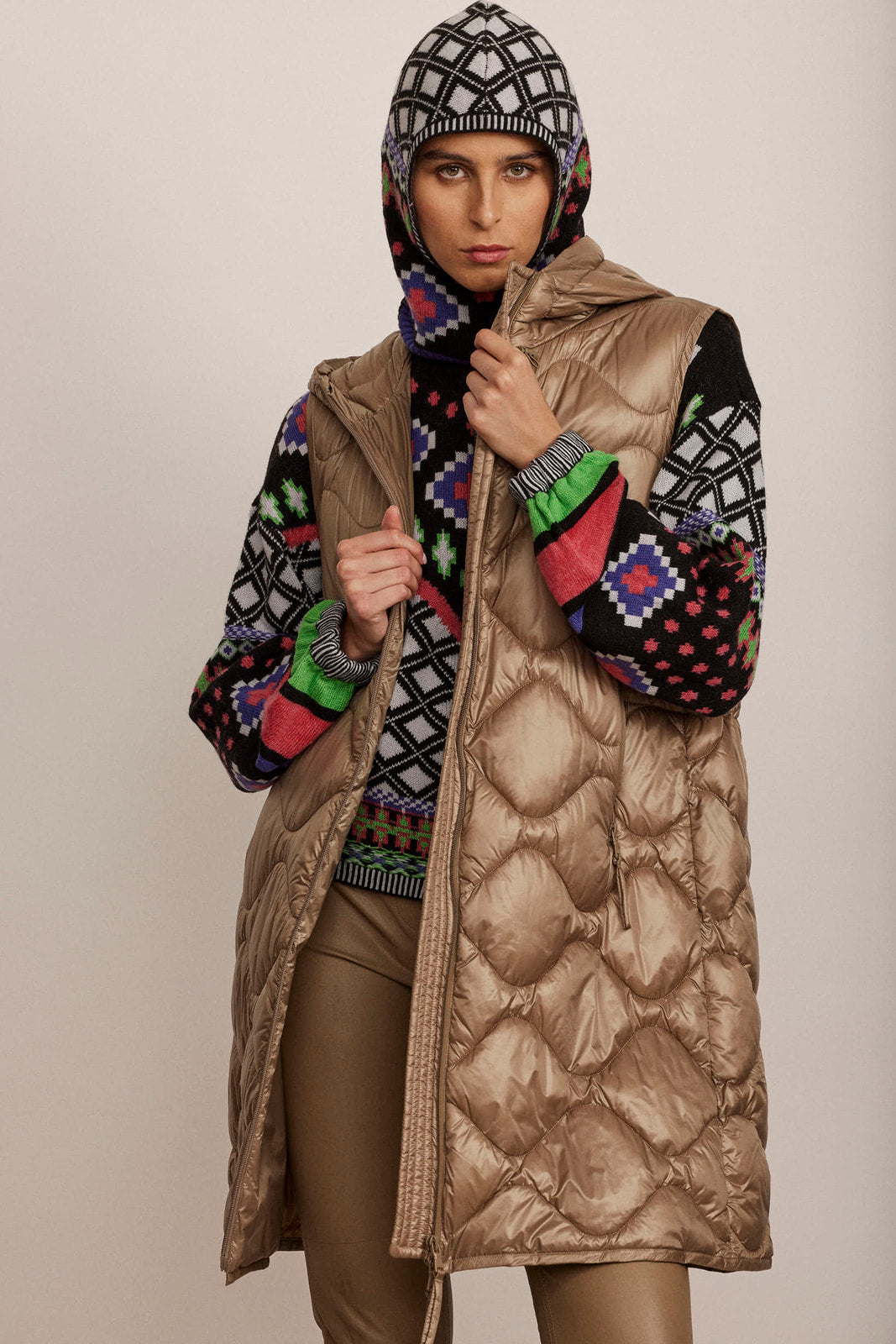 וסט פוך ארוך עם כובע וכיסי צדהרכב: 100% פוליאמיד; מילוי: 100% פוילאסטר; בטנה: 100% פוליאמידהדוגמנית בגובה 1.80 ולובשת מידה 36 אירופאית