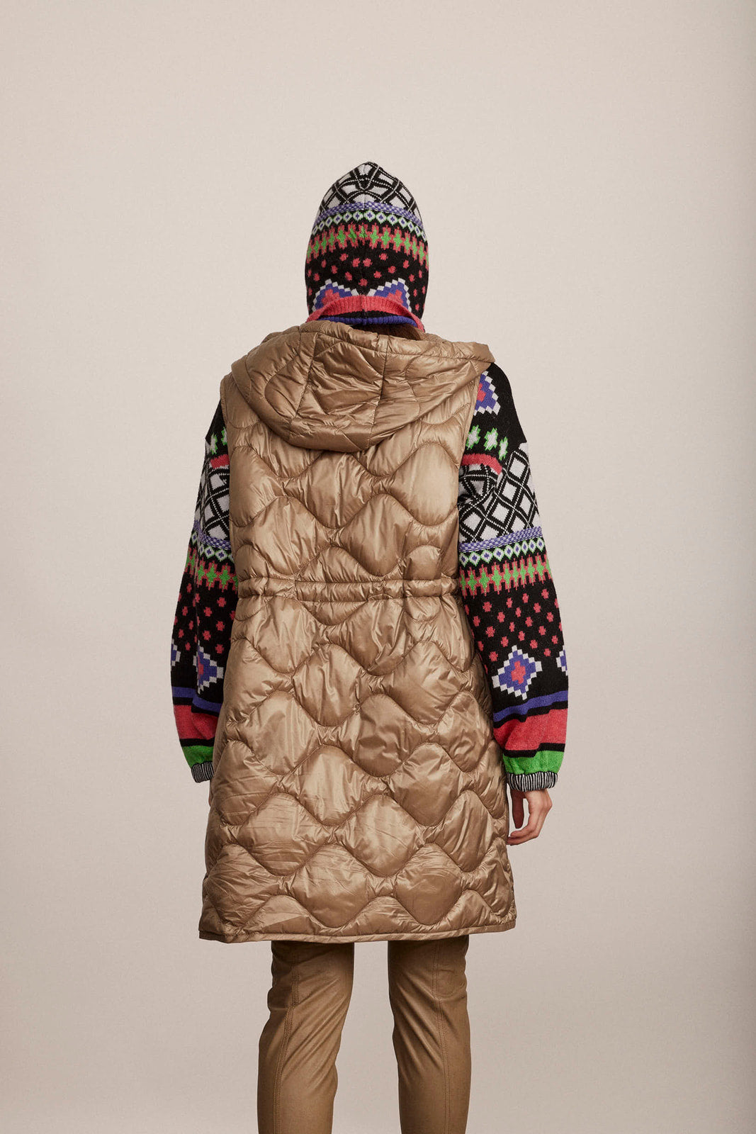 וסט פוך ארוך עם כובע וכיסי צדהרכב: 100% פוליאמיד; מילוי: 100% פוילאסטר; בטנה: 100% פוליאמידהדוגמנית בגובה 1.80 ולובשת מידה 36 אירופאית