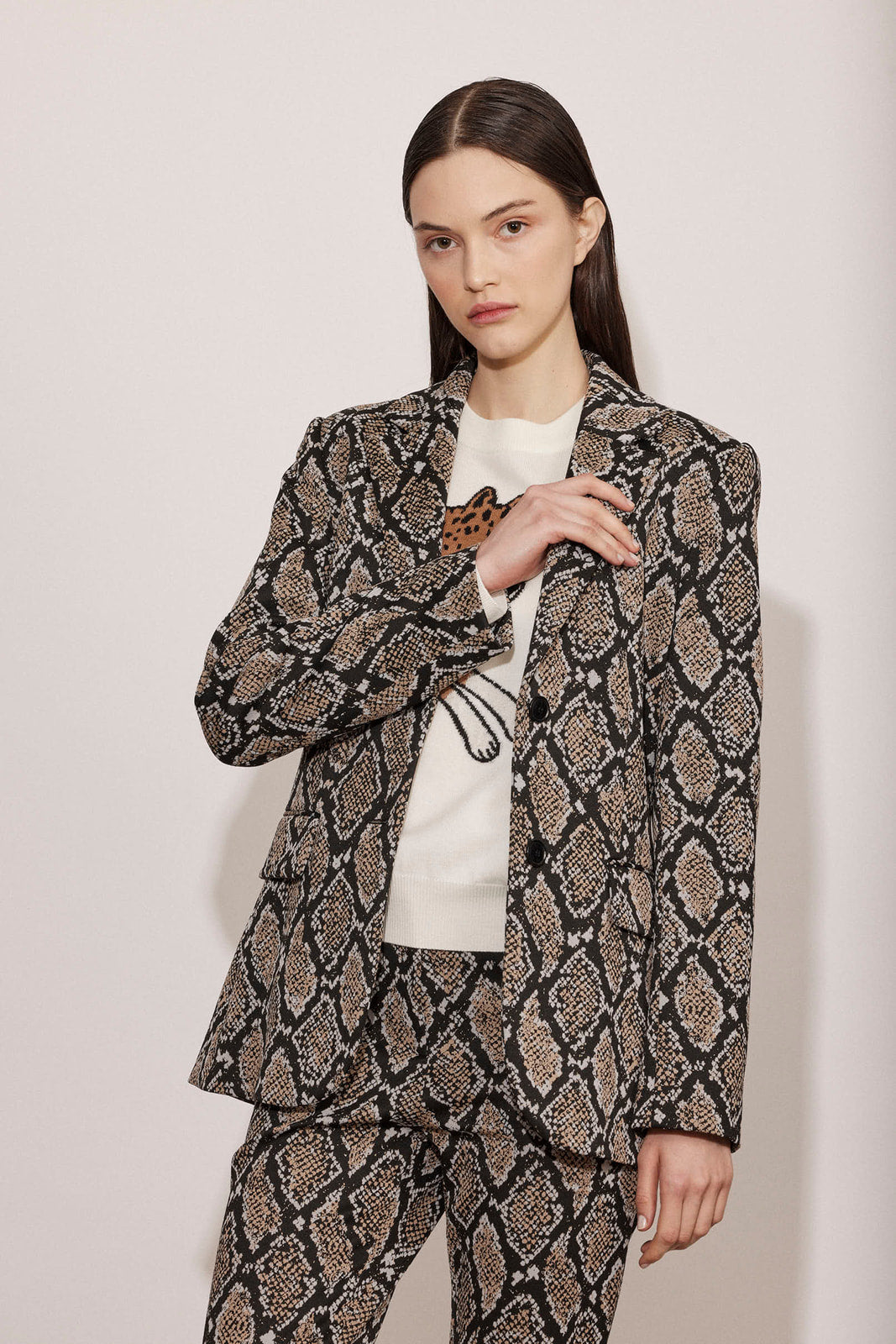 בליזר מחוייט מקולקציית Boutique MOSCHINO עם הדפס נחשהרכב: 97% פוליאמיד, 3% אלסטן; בטנה: 100% ויסקוזההדוגמנית בגובה 1.74 ולובשת מידה 40 איטלקית