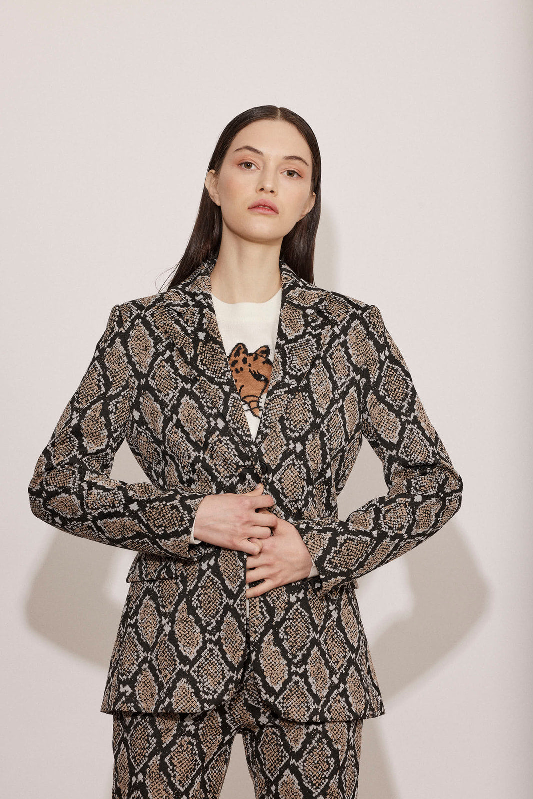 בלייזר מחוייט מקולקציית Boutique MOSCHINO עם הדפס נחשהרכב: 97% פוליאמיד, 3% אלסטן; בטנה: 100% ויסקוזההדוגמנית בגובה 1.74 ולובשת מידה 40 איטלקית