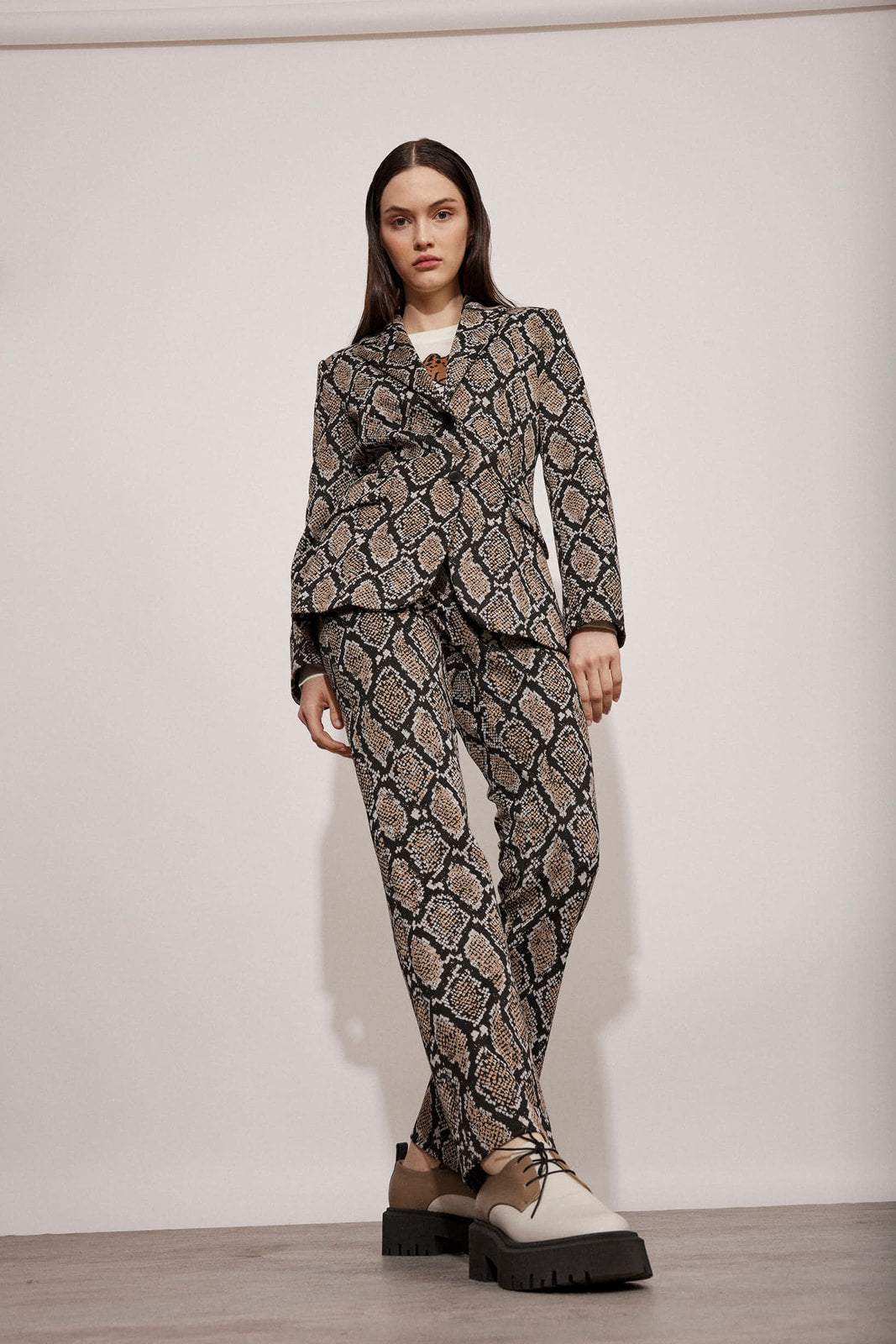 בלייזר מחוייט מקולקציית Boutique MOSCHINO עם הדפס נחשהרכב: 97% פוליאמיד, 3% אלסטן; בטנה: 100% ויסקוזההדוגמנית בגובה 1.74 ולובשת מידה 40 איטלקית