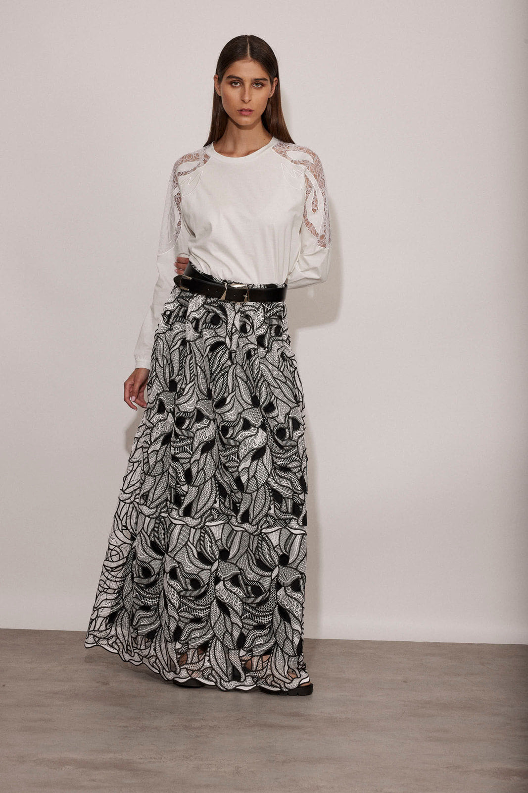 חצאית בהדפס מתחרה באורך מקסיהרכב: 100% פוליאסטרהדוגמנית לובשת מידה 42 איטלקיתגובה: 1.80; חזה: 84 ס"מ; מותניים: 62 ס"מ; ירכיים: 92 ס"מ