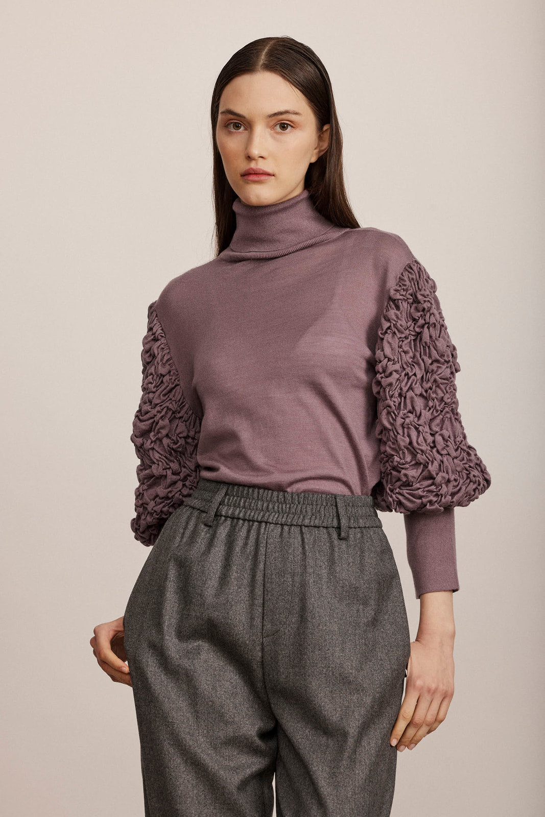 סריג גולף מצמר עם שרוולים נפוחיםהרכב: 70% צמר וירג'ין, 20% משי, 10% קשמירהדוגמנית בגובה 1.74 ולובשת מידה 42 איטלקית