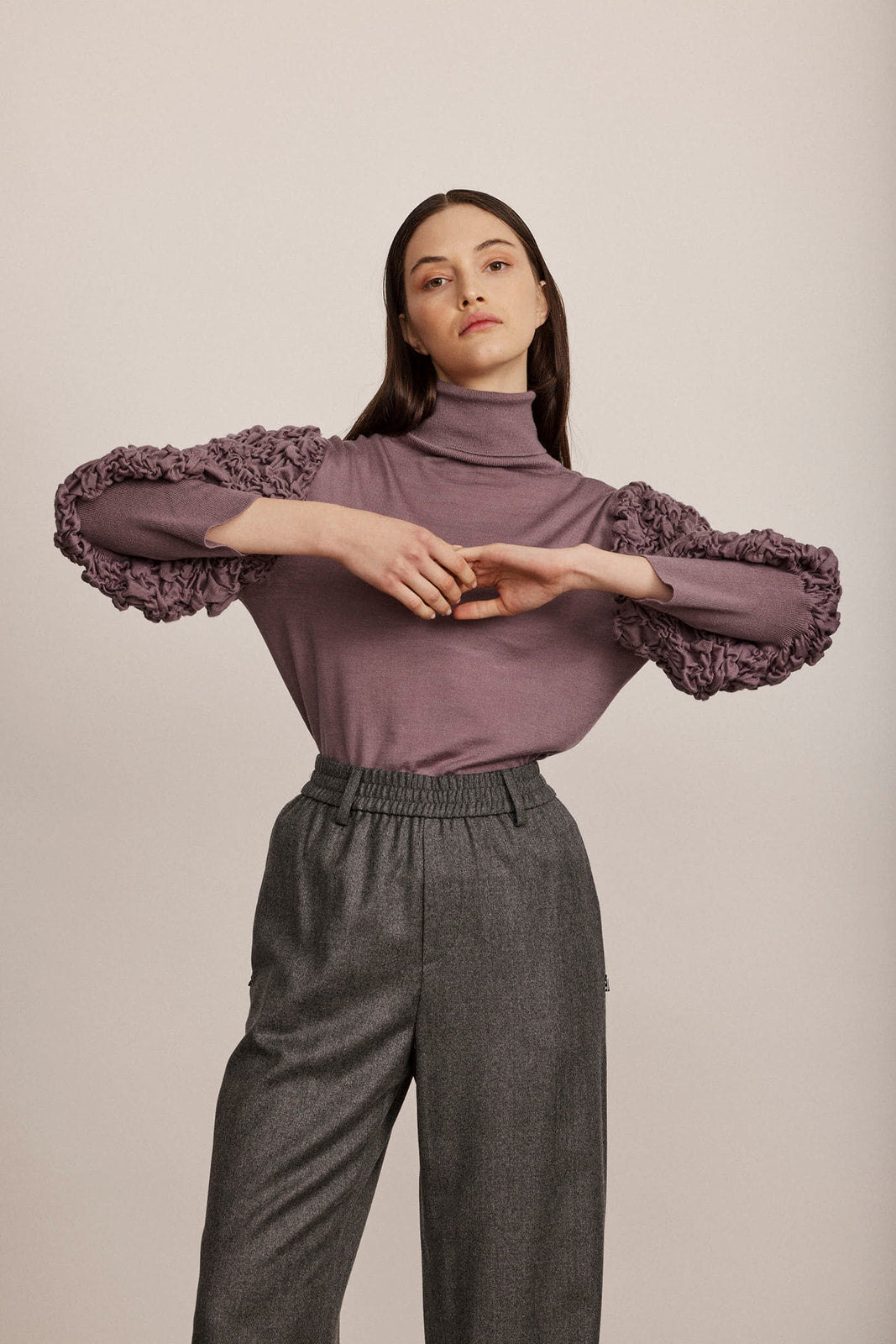 סריג גולף מצמר עם שרוולים נפוחיםהרכב: 70% צמר וירג'ין, 20% משי, 10% קשמירהדוגמנית בגובה 1.74 ולובשת מידה 42 איטלקית