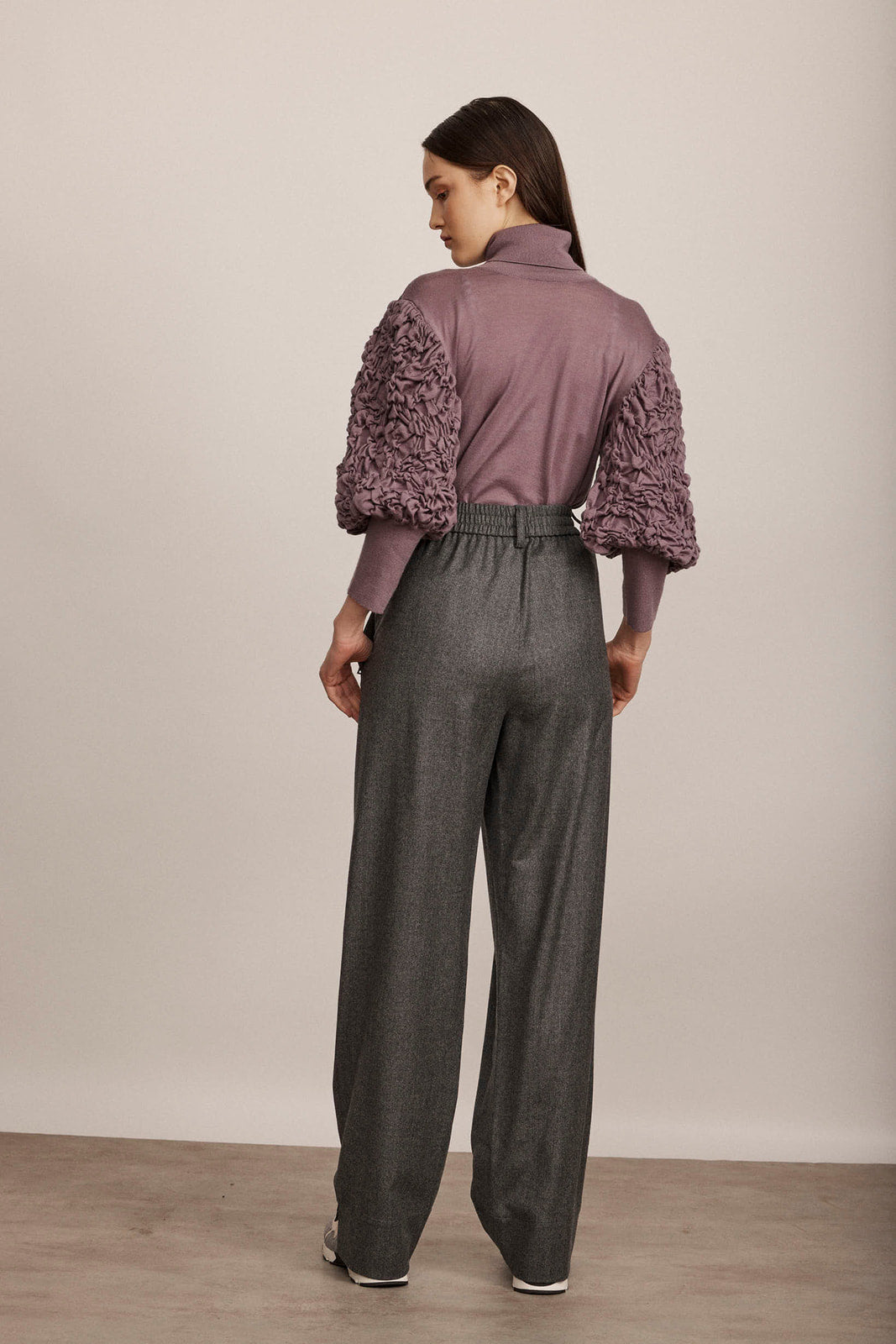 סריג גולף מצמר עם שרוולים נפוחיםהרכב: 70% צמר וירג'ין, 20% משי, 10% קשמירהדוגמנית בגובה 1.74 ולובשת מידה 42 איטלקית