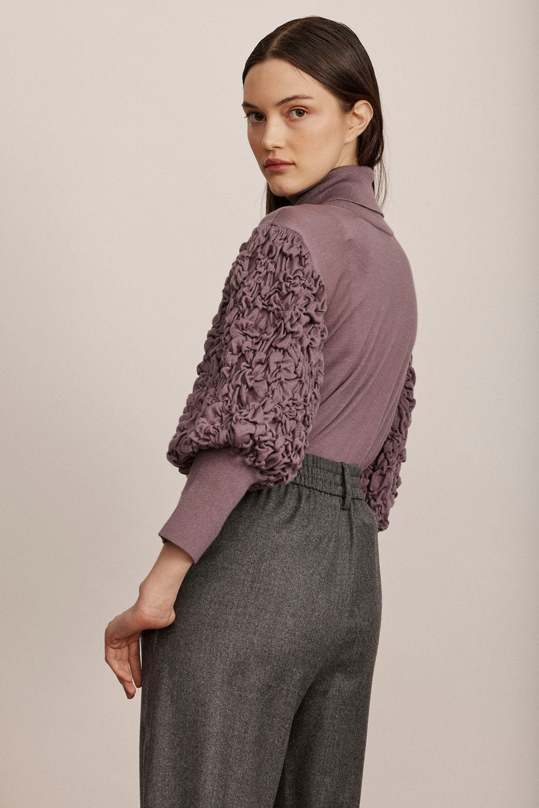 סריג גולף מצמר עם שרוולים נפוחיםהרכב: 70% צמר וירג'ין, 20% משי, 10% קשמירהדוגמנית בגובה 1.74 ולובשת מידה 42 איטלקית