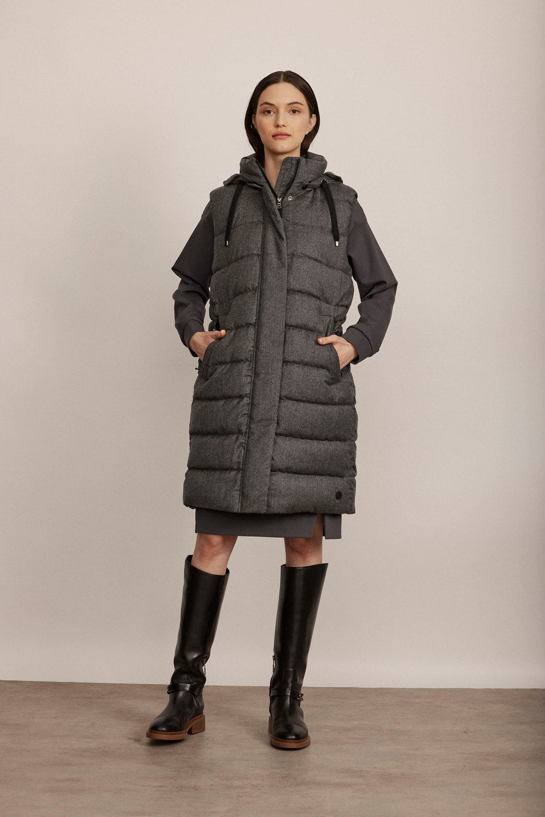 ווסט פוך עם קפוצ'ון, שני כיסי צד ונסגר עם רוכסןהרכב: 100% צמר וירג'ין; בטנה: 55% פוליאמיד, 45% פוליאמיד ממוחזר; מילוי: 90% פוך, 10% נוצותהדוגמנית בגובה 1.74 ולובשת מידה 36 אירופאית