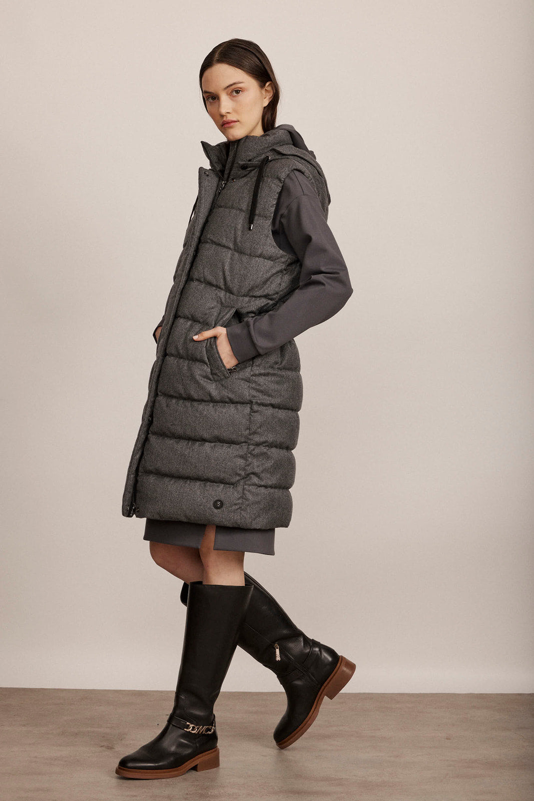 ווסט פוך עם קפוצ'ון, שני כיסי צד ונסגר עם רוכסןהרכב: 100% צמר וירג'ין; בטנה: 55% פוליאמיד, 45% פוליאמיד ממוחזר; מילוי: 90% פוך, 10% נוצותהדוגמנית בגובה 1.74 ולובשת מידה 36 אירופאית