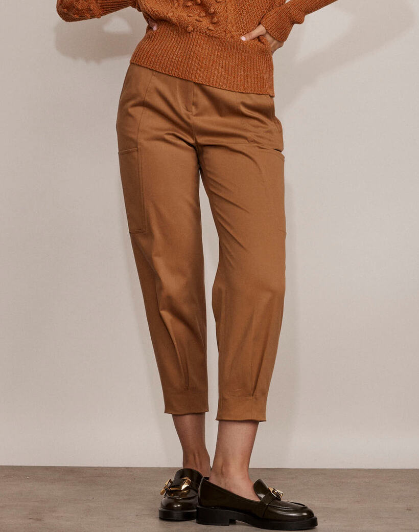 מכנסיים במראה מחוייטהרכב: 88% כותנה, 10% מודאל, 2% אלסטןהדוגמנית בגובה 1.80 לובשת מידה 40 איטלקית