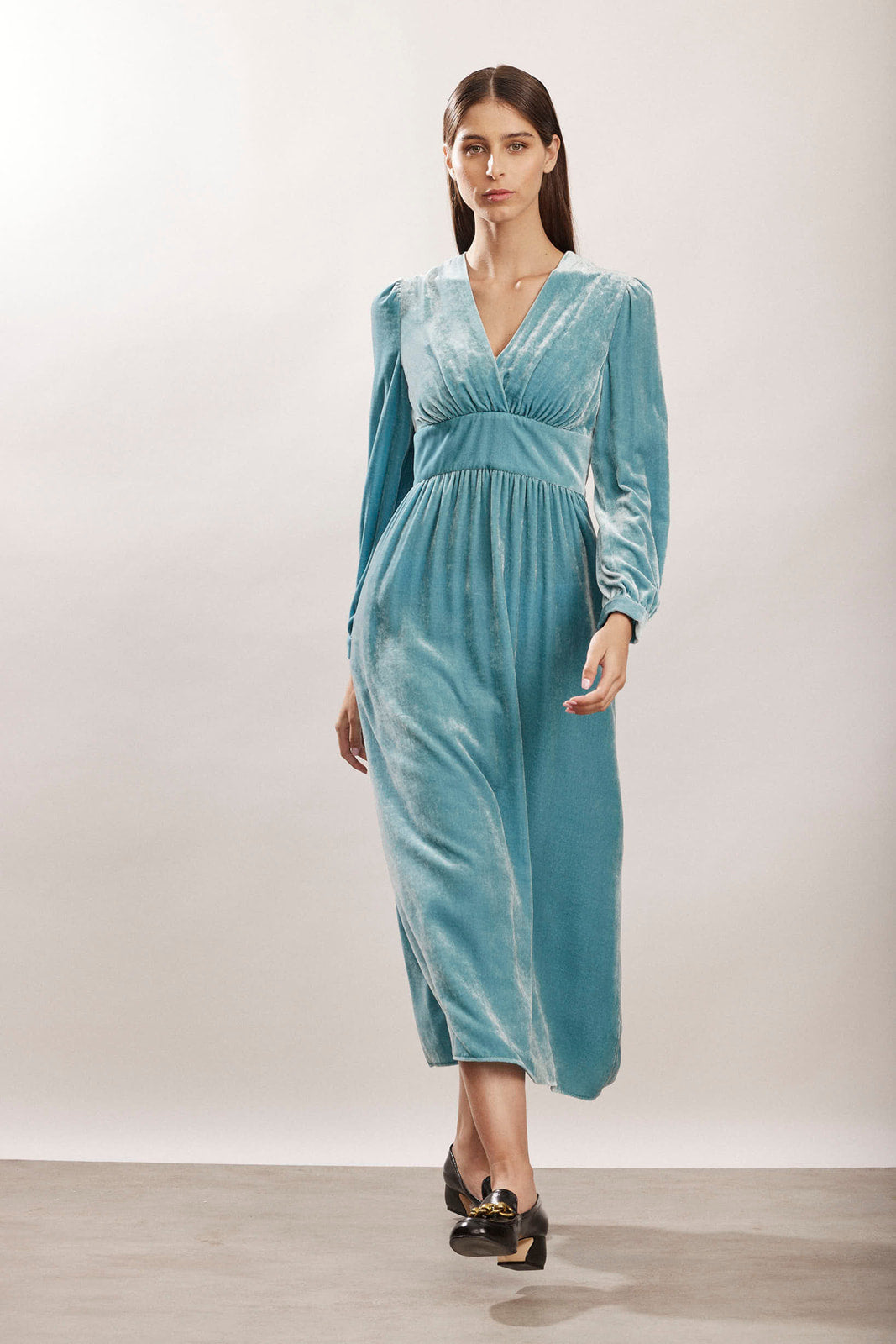 שמלת מידי עם מותן מודגש מקולקציית Boutique MOSCHINO הרכב: 82% ויסקוזה, 18% משי; בד משני: 100% פוליאסטרהדוגמנית בגובה 1.80 ולובשת מידה 40 איטלקית