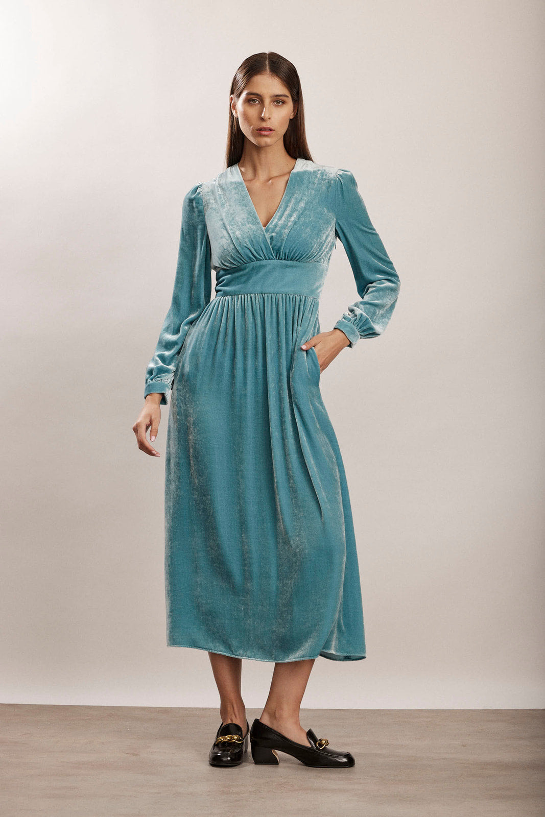 שמלת מידי עם מותן מודגש מקולקציית Boutique MOSCHINO הרכב: 82% ויסקוזה, 18% משי; בד משני: 100% פוליאסטרהדוגמנית בגובה 1.80 ולובשת מידה 40 איטלקית