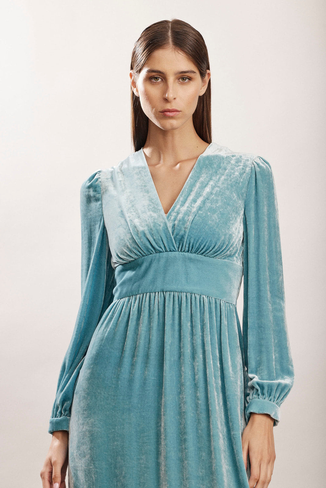 שמלת מידי עם מותן מודגש מקולקציית Boutique MOSCHINO הרכב: 82% ויסקוזה, 18% משי; בד משני: 100% פוליאסטרהדוגמנית בגובה 1.80 ולובשת מידה 40 איטלקית