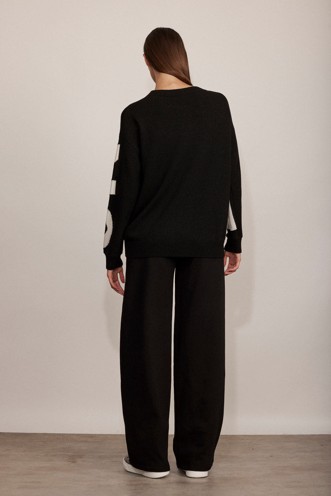 מכנסי כותנה מתרחבים בגזרה גבוהההרכב: 100% כותנההדוגמנית בגובה 1.80 ולובשת מידה 40 איטלקית