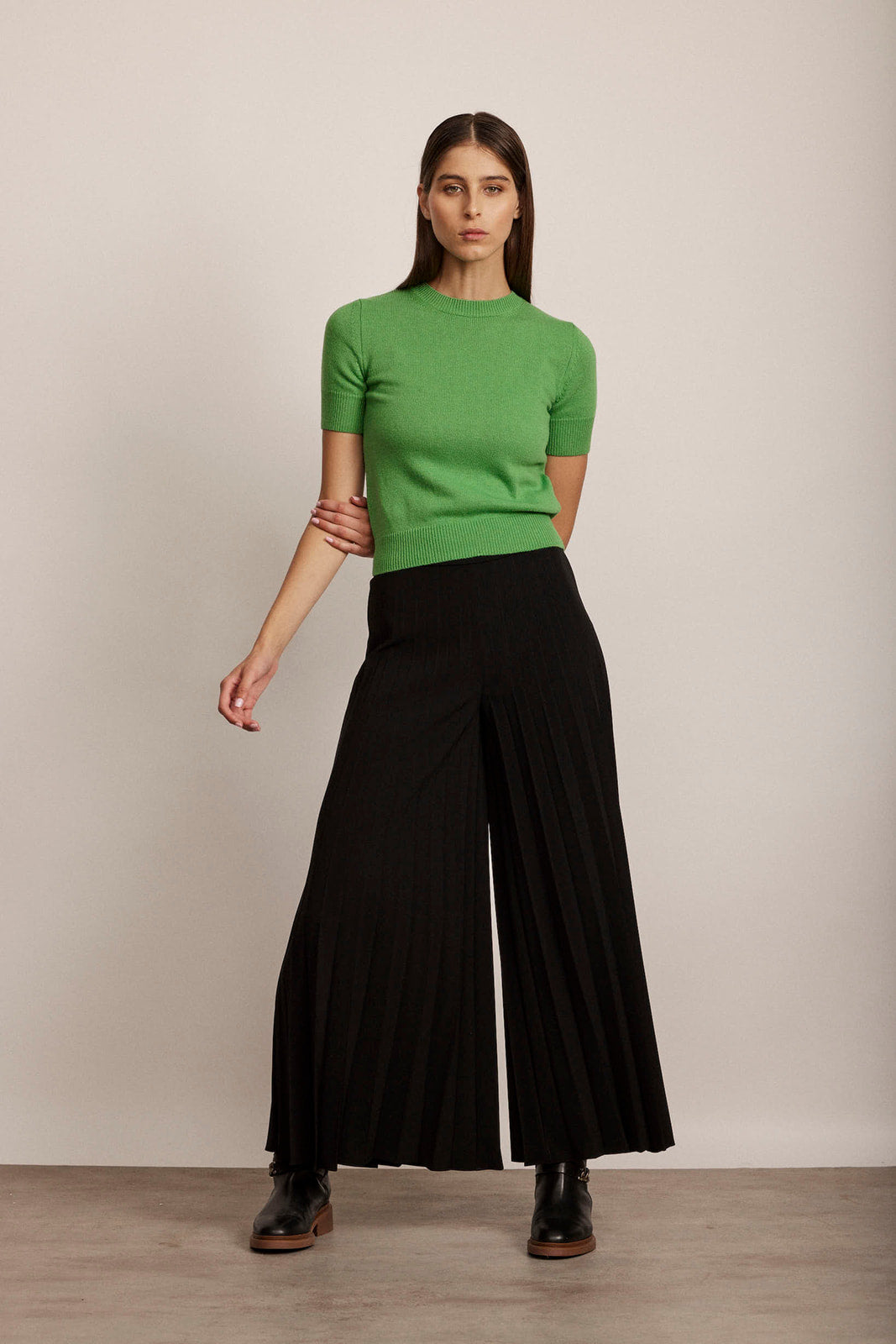 מכנסיים רחבים מקולקציית Boutique MOSCHINO עם רוכסן בצדהרכב: 90% פוליאסטר, 10% אלסטןהדוגמנית בגובה 1.80 ולובשת מידה 40 איטלקית