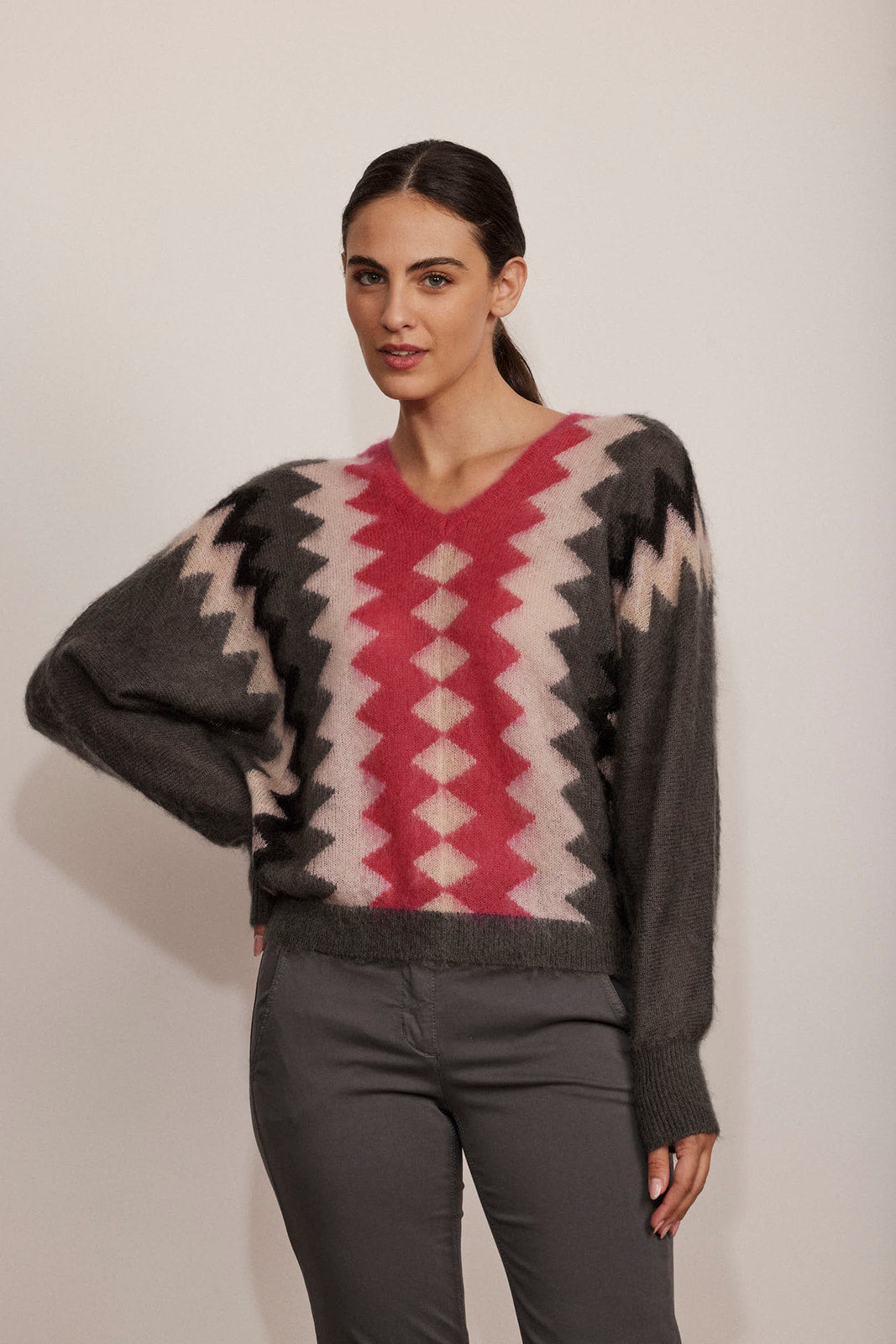 סריג עם הדפס גרפי, צווארון במפתח Vהרכב: 45% מוהיר, 36% פוליאמיד, 19% צמרהדוגמנית בגובה 1.75 ולובשת מידה 36 אירופאית