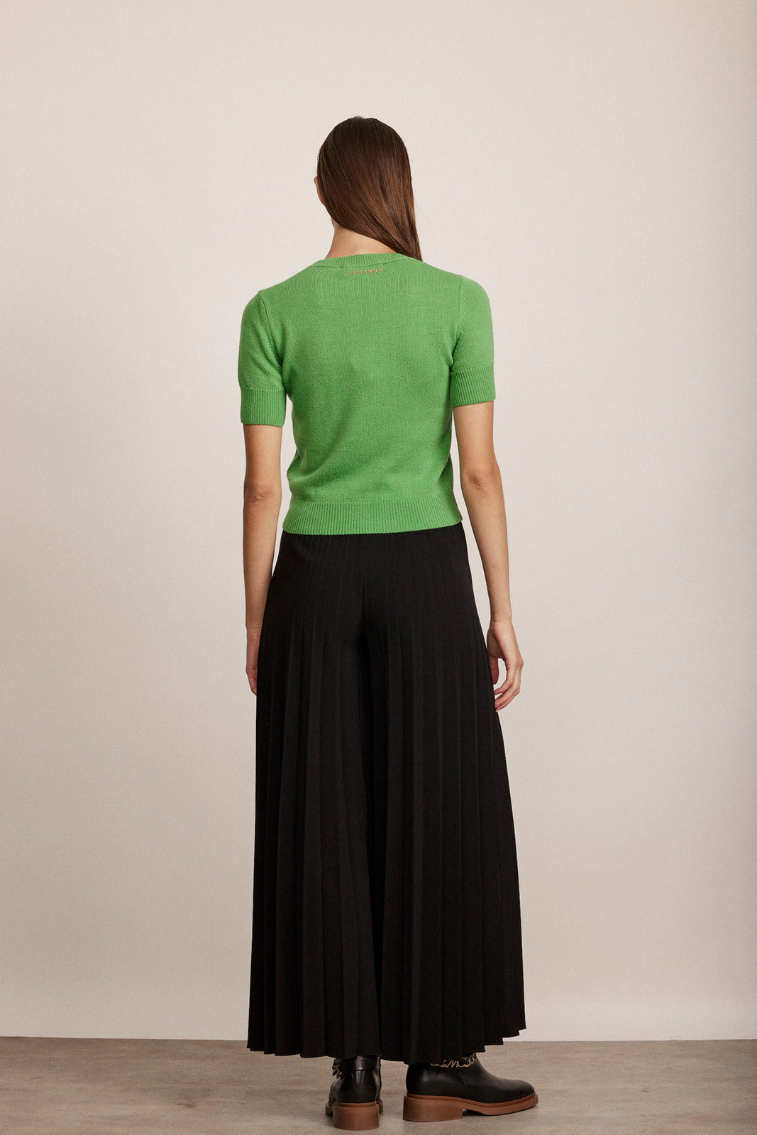 מכנסיים רחבים מקולקציית Boutique MOSCHINO עם רוכסן בצדהרכב: 90% פוליאסטר, 10% אלסטןהדוגמנית בגובה 1.80 ולובשת מידה 40 איטלקית