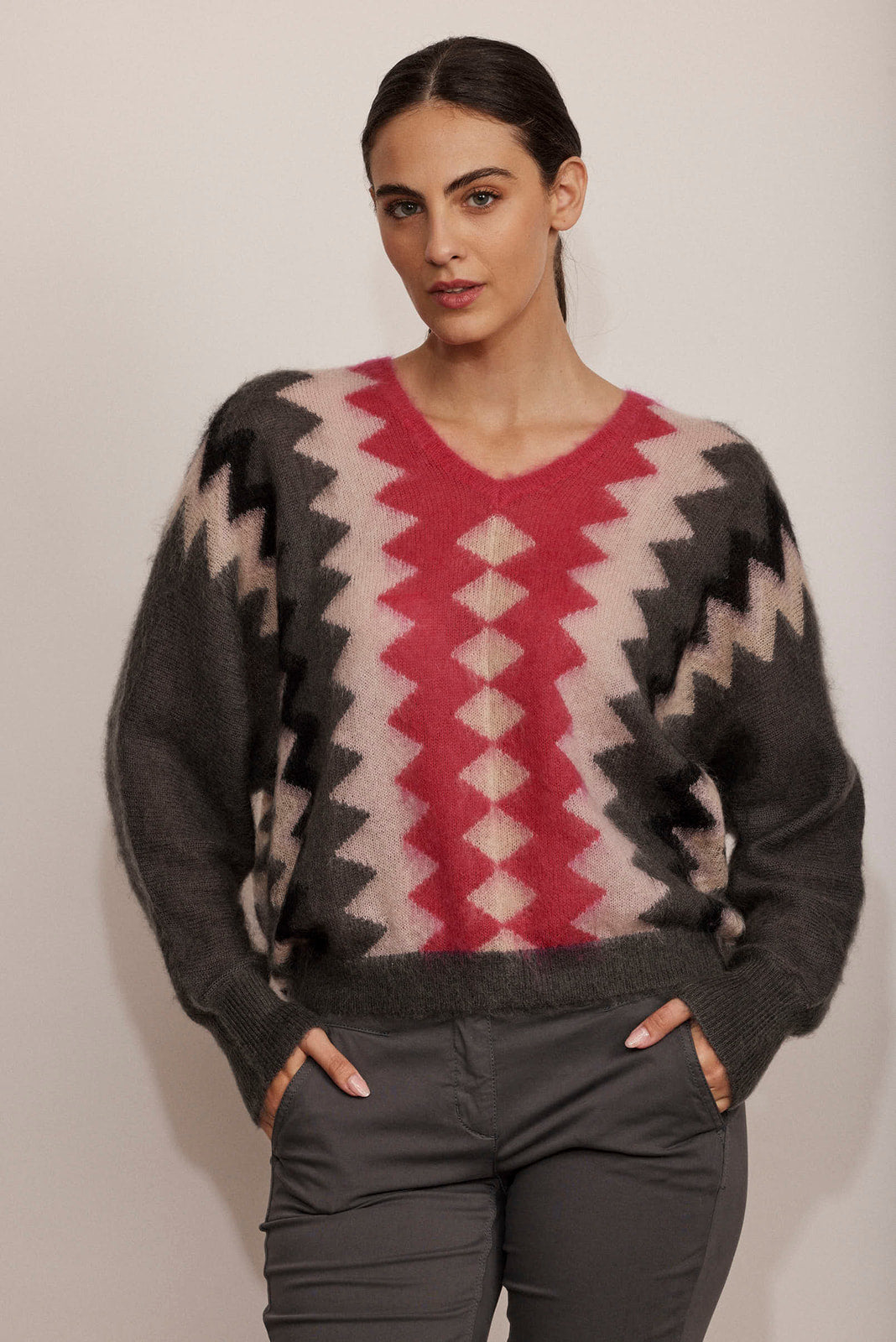 סריג עם הדפס גרפי, צווארון במפתח Vהרכב: 45% מוהיר, 36% פוליאמיד, 19% צמרהדוגמנית בגובה 1.75 ולובשת מידה 36 אירופאית