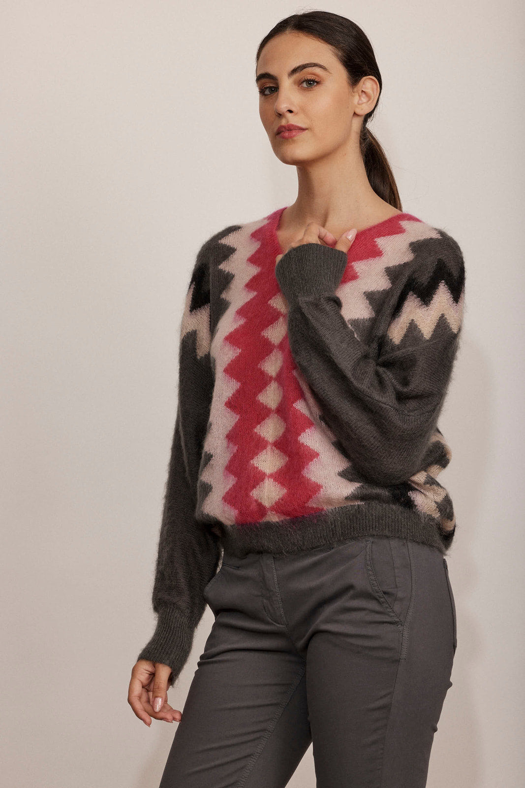 סריג עם הדפס גרפי, צווארון במפתח Vהרכב: 45% מוהיר, 36% פוליאמיד, 19% צמרהדוגמנית בגובה 1.75 ולובשת מידה 36 אירופאית